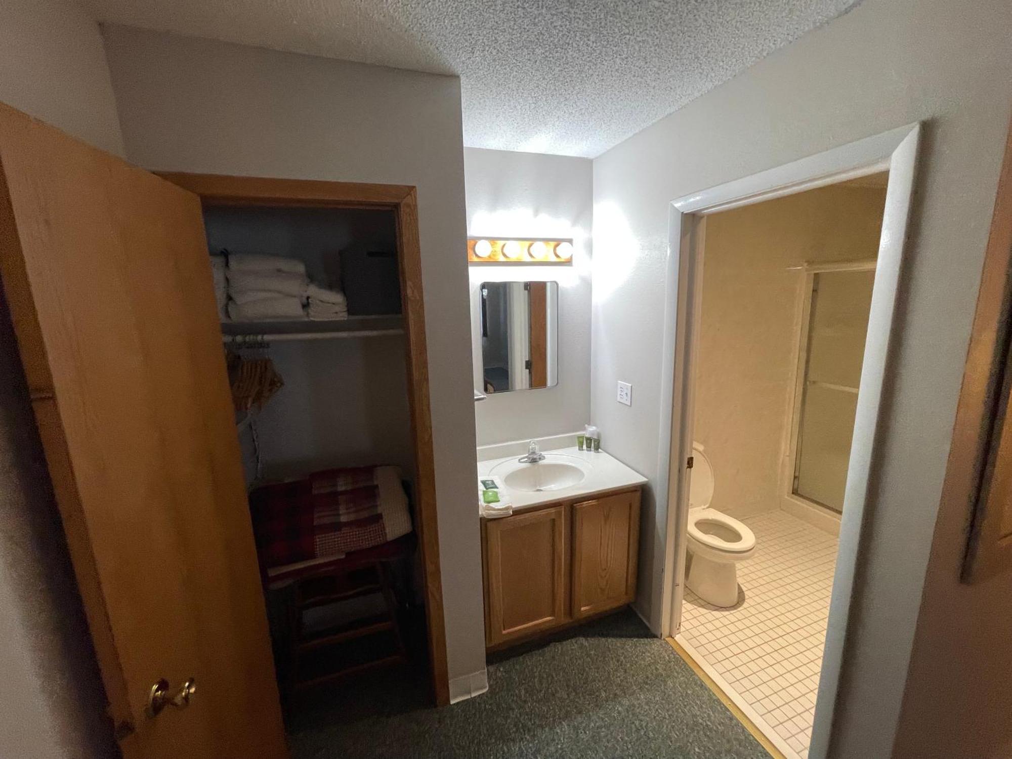 Trails Inn Quadna Mountain Motel & Rv Park Hill City Ruang foto